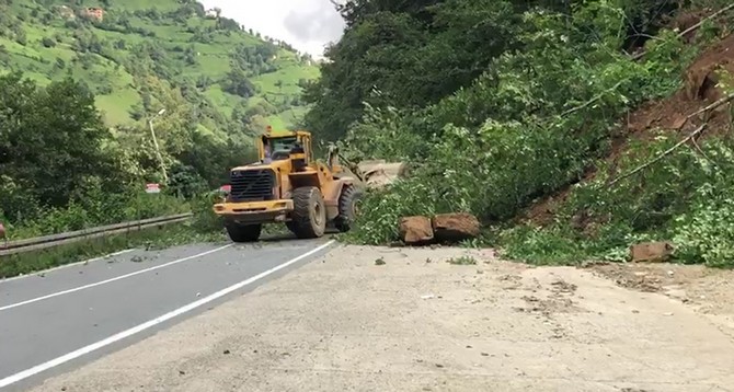 ayder-yaylasi-yolunda-heyelan-(5).jpg