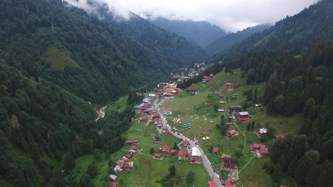 ayder-yaylasina,-kurban-bayrami-tatili-dolayisiyla-yerli-ve-yabanci-turistler-buyuk-ilgi-gosteriyor-(6).jpg