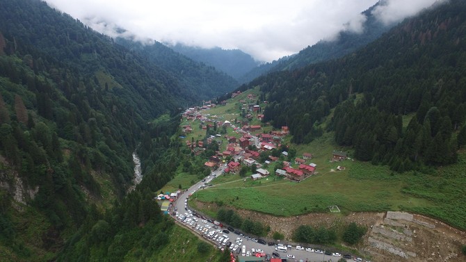 ayder-yaylasina,-kurban-bayrami-tatili-dolayisiyla-yerli-ve-yabanci-turistler-buyuk-ilgi-gosteriyor-(8).jpg
