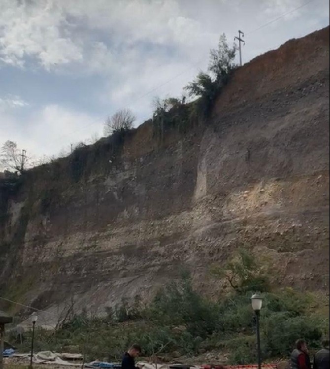 ayder-yolunda-heyelan-2.jpg