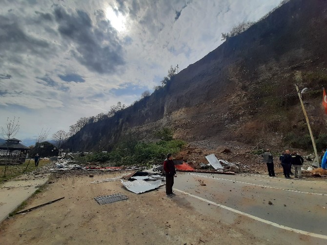 ayder-yolunda-heyelan-4.jpg