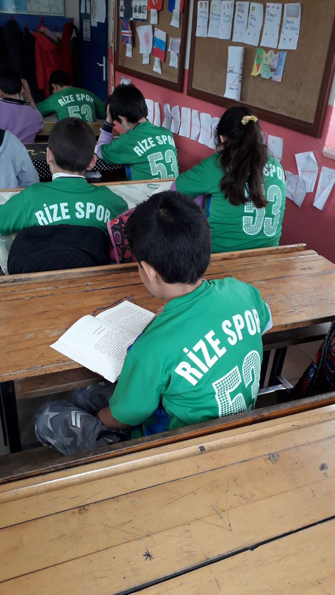 aydin’in-soke-ilcesinde,-kisir-ilkogretim-okulu-ogrencileri-derslere-rizespor-formalari-ile-giriyor-1.jpg