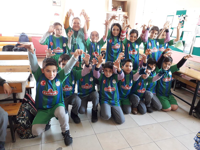 aydin’in-soke-ilcesinde,-kisir-ilkogretim-okulu-ogrencileri-derslere-rizespor-formalari-ile-giriyor.jpg