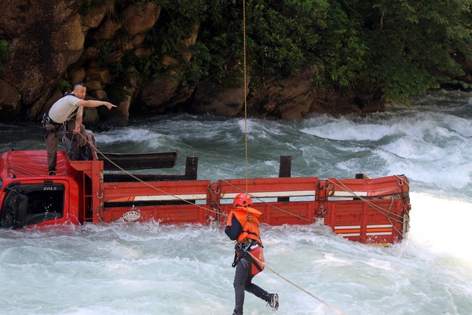 babasindan-habersiz-aldigi-kamyonetle-dereye-uctu-(1).jpg