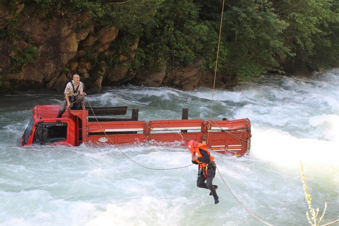 babasindan-habersiz-aldigi-kamyonetle-dereye-uctu-(2).jpg