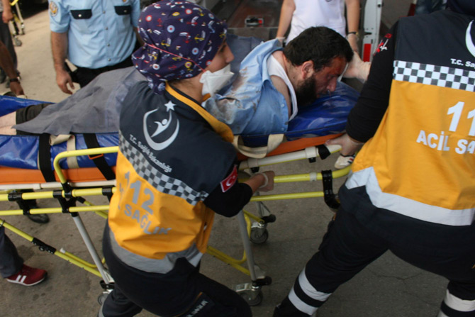 babasini-bicaklayan-genc,-biber-gaziyla-etkisiz-hale-getirildi-2.jpg babasini-bicaklayan-genc,-biber-gaziyla-etkisiz-hale-getirildi-2.jpg