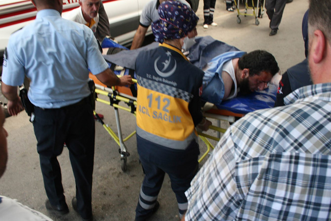 babasini-bicaklayan-genc,-biber-gaziyla-etkisiz-hale-getirildi-3.jpg babasini-bicaklayan-genc,-biber-gaziyla-etkisiz-hale-getirildi-3.jpg