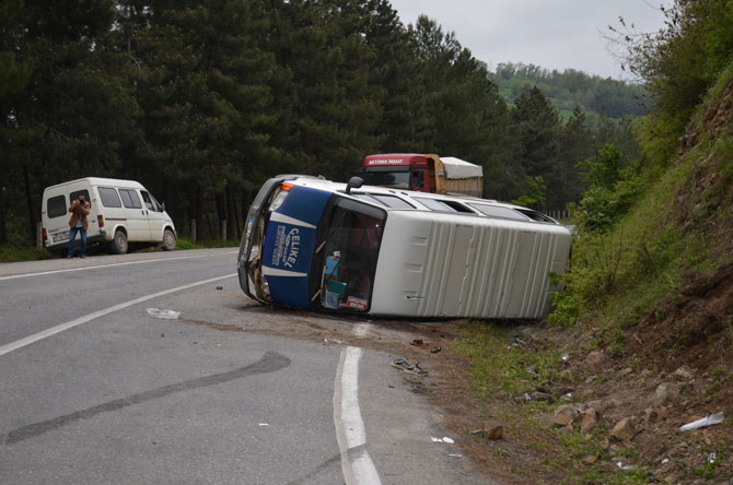 bafra’da-iki-minibus-carpisti-18-yarali-1.jpg