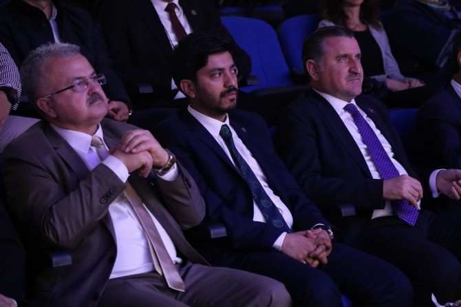 bakan-bak-rizede-gencler-arasi-kultur-ve-sanat-yarismalarinin-bolge-finaline-katildi-(3).jpg
