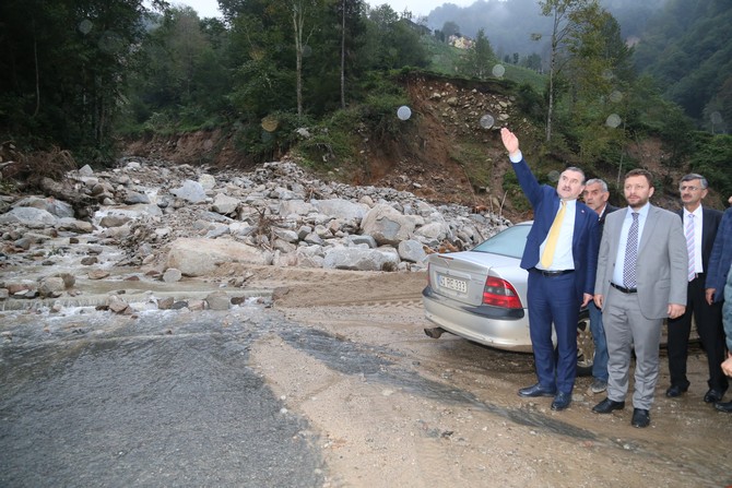 bakan-bak-ve-yazici-heyelan-bolgesinde-(2).jpg