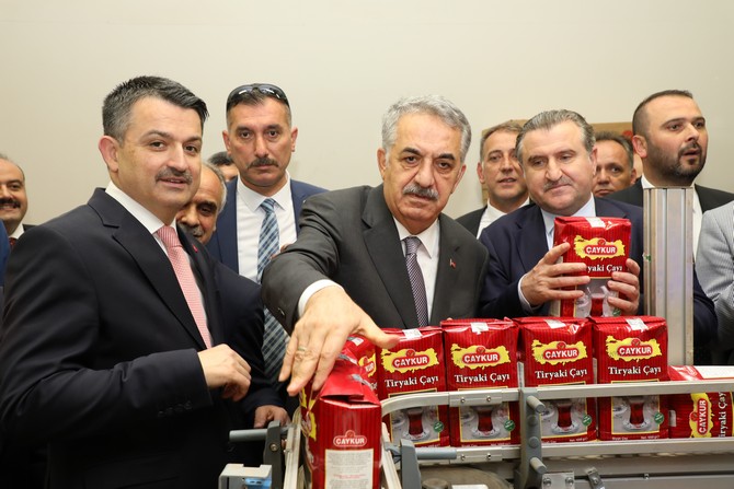 bakan-dr.-bekir-pakdemirli-rizede-yesil-cay-fabrikasini-ve-cay-paketleme-fabrikasinda-incelemelerde-bulundu-(10).jpg