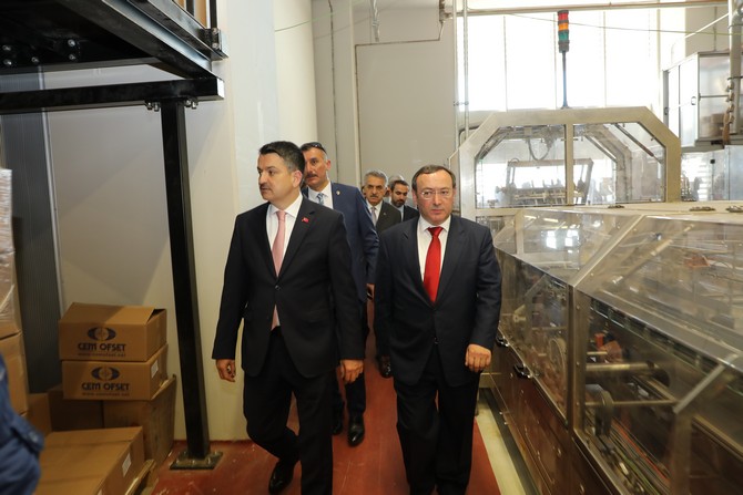 bakan-dr.-bekir-pakdemirli-rizede-yesil-cay-fabrikasini-ve-cay-paketleme-fabrikasinda-incelemelerde-bulundu-(11).jpg