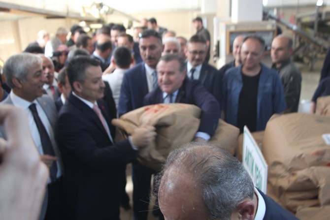 bakan-dr.-bekir-pakdemirli-rizede-yesil-cay-fabrikasini-ve-cay-paketleme-fabrikasinda-incelemelerde-bulundu-(18).jpg