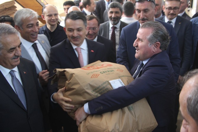 bakan-dr.-bekir-pakdemirli-rizede-yesil-cay-fabrikasini-ve-cay-paketleme-fabrikasinda-incelemelerde-bulundu-(19).jpg