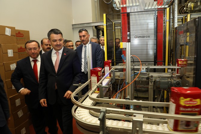 bakan-dr.-bekir-pakdemirli-rizede-yesil-cay-fabrikasini-ve-cay-paketleme-fabrikasinda-incelemelerde-bulundu-(6).jpg