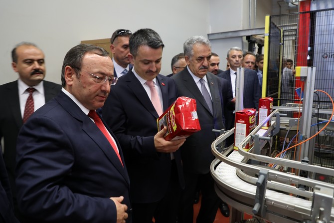 bakan-dr.-bekir-pakdemirli-rizede-yesil-cay-fabrikasini-ve-cay-paketleme-fabrikasinda-incelemelerde-bulundu-(7).jpg