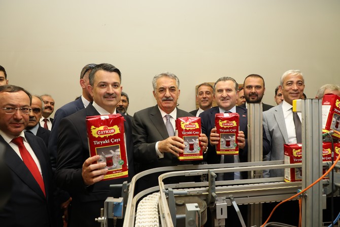 bakan-dr.-bekir-pakdemirli-rizede-yesil-cay-fabrikasini-ve-cay-paketleme-fabrikasinda-incelemelerde-bulundu-(9).jpg