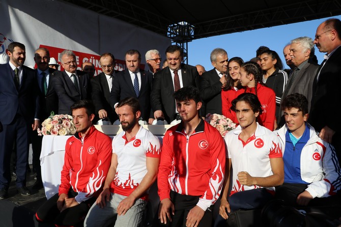 bakan-osman-askin-bak,-gundogdu-su-sporlari-merkezi-binasinin-temel-atma-torenine-katildi-(3).jpg