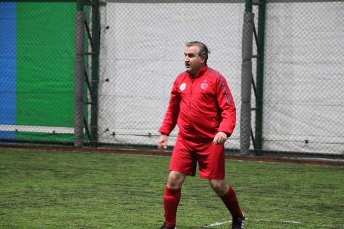 bakan-osman-askin-bak-hali-saha-maci-yapti-(1).jpg