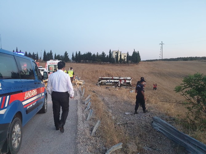 balikesirde-yolcu-otobusu-devrildi-14-kisi-oldu-18-kisi-yaralandi-1.jpg