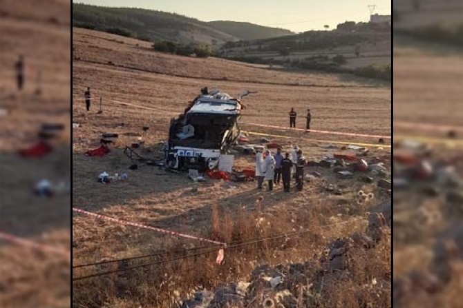 balikesirde-yolcu-otobusu-devrildi-14-kisi-oldu-18-kisi-yaralandi-2.jpg