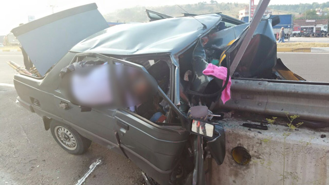 bariyerlere-carpan-otomobil-ikiye-bolundu1.jpg bariyerlere-carpan-otomobil-ikiye-bolundu1.jpg