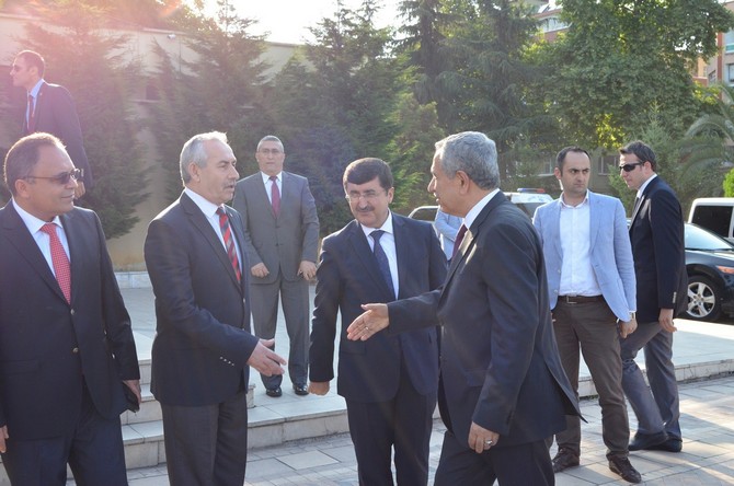 basbakan-yardimcisi-arinc-trabzonda-(1).jpg