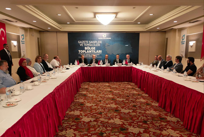 basin-ilan-kurumu-bik-genel-muduru-cavit-erkilinc-trabzon-ardahan-artvin-bayburt-erzurum-gumushane-ve-rizede-yayinlan-42-gazetenin-temsilcisi-ile-bolge-toplantisinda-bir-araya-geldi.jpg