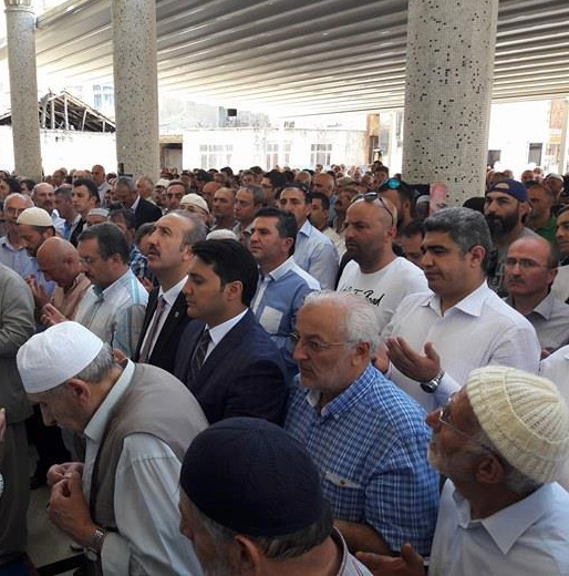 baskan-sultan-rauf-oguz,-babasinin-cenaze-namazini-kildirdi-1.jpg baskan-sultan-rauf-oguz,-babasinin-cenaze-namazini-kildirdi-1.jpg
