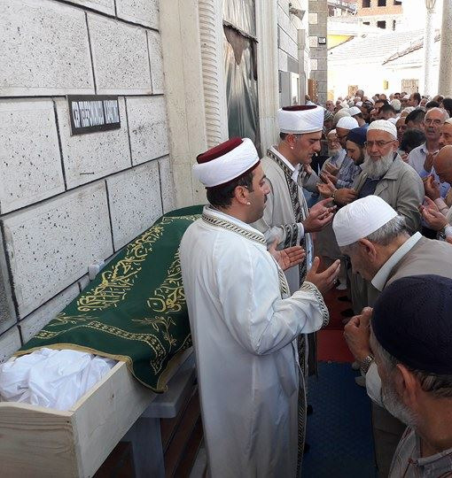 baskan-sultan-rauf-oguz,-babasinin-cenaze-namazini-kildirdi2.jpg baskan-sultan-rauf-oguz,-babasinin-cenaze-namazini-kildirdi2.jpg
