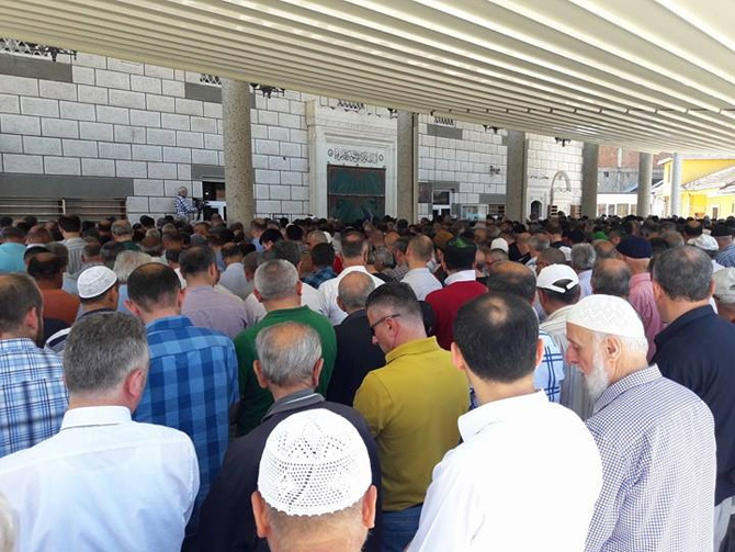 baskan-sultan-rauf-oguz,-babasinin-cenaze-namazini-kildirdi3.jpg baskan-sultan-rauf-oguz,-babasinin-cenaze-namazini-kildirdi3.jpg