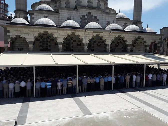 baskan-sultan-rauf-oguz,-babasinin-cenaze-namazini-kildirdi4.jpg baskan-sultan-rauf-oguz,-babasinin-cenaze-namazini-kildirdi4.jpg