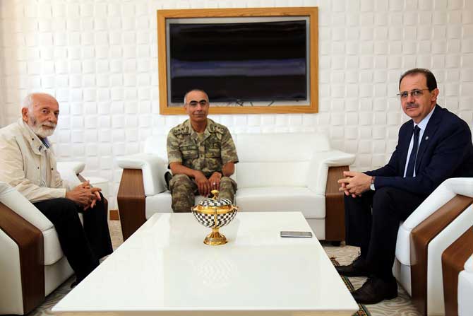 bayburt-garnizon-komutanindan-rektor-coskun’a-iade-i-ziyaret-1.jpg