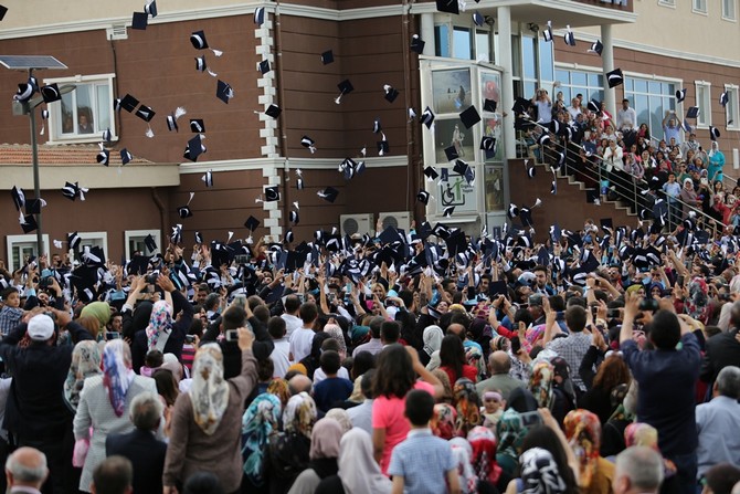 bayburt-universitesi-2014-2015-yili-mezuniyet-toreninde-buyuk-cosku-yasandi-(1).jpg