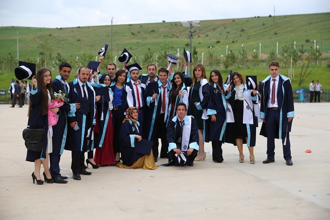 bayburt-universitesi-2014-2015-yili-mezuniyet-toreninde-buyuk-cosku-yasandi-(12).jpg