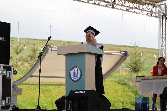 bayburt-universitesi-2014-2015-yili-mezuniyet-toreninde-buyuk-cosku-yasandi-(14).jpg