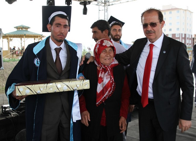 bayburt-universitesi-2014-2015-yili-mezuniyet-toreninde-buyuk-cosku-yasandi-(15).jpg