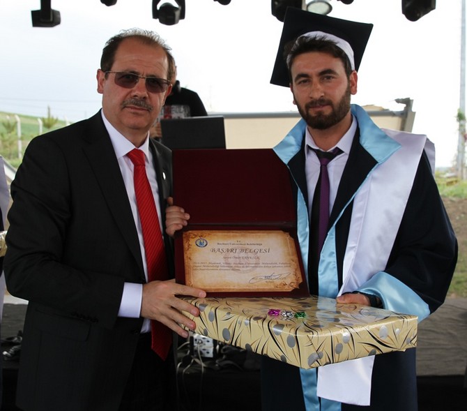 bayburt-universitesi-2014-2015-yili-mezuniyet-toreninde-buyuk-cosku-yasandi-(16).jpg