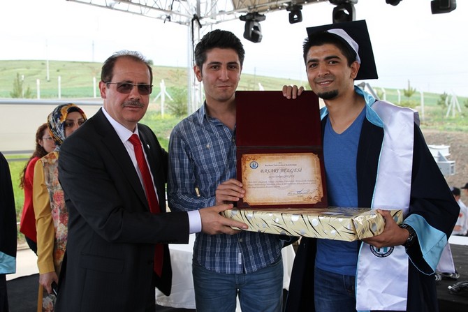 bayburt-universitesi-2014-2015-yili-mezuniyet-toreninde-buyuk-cosku-yasandi-(17).jpg