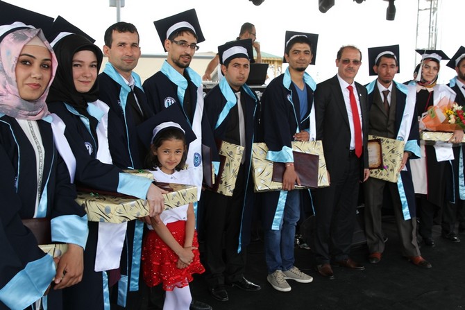 bayburt-universitesi-2014-2015-yili-mezuniyet-toreninde-buyuk-cosku-yasandi-(18).jpg