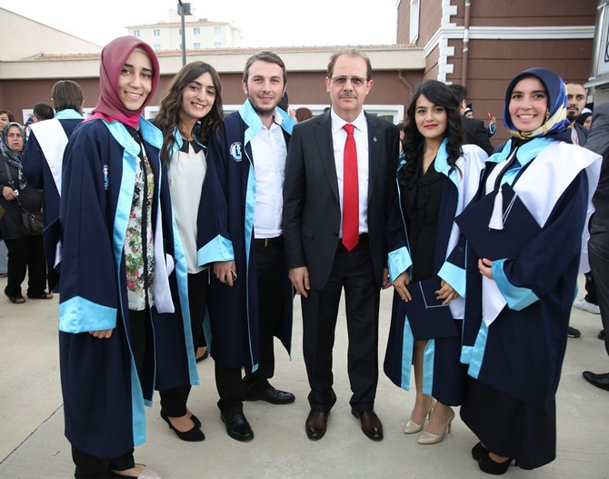 bayburt-universitesi-2014-2015-yili-mezuniyet-toreninde-buyuk-cosku-yasandi-(19).jpg
