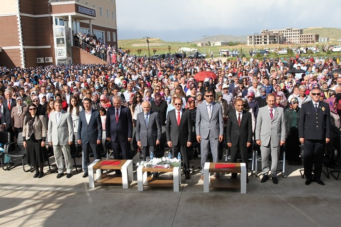 bayburt-universitesi-2014-2015-yili-mezuniyet-toreninde-buyuk-cosku-yasandi-(2).jpg