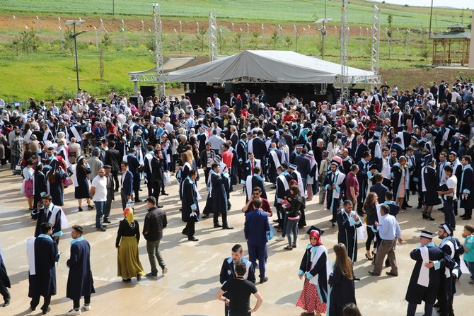 bayburt-universitesi-2014-2015-yili-mezuniyet-toreninde-buyuk-cosku-yasandi-(21).jpg
