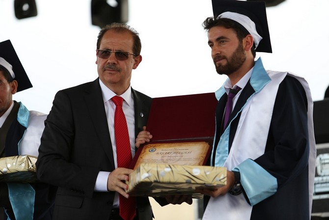 bayburt-universitesi-2014-2015-yili-mezuniyet-toreninde-buyuk-cosku-yasandi-(4).jpg