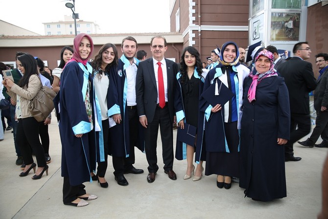 bayburt-universitesi-2014-2015-yili-mezuniyet-toreninde-buyuk-cosku-yasandi-(6).jpg
