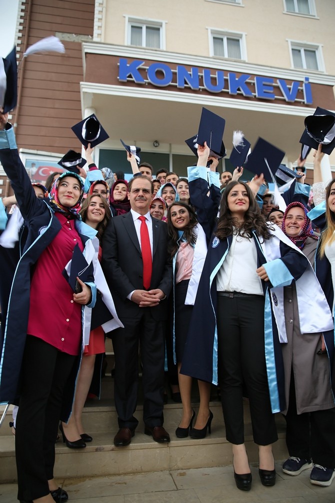 bayburt-universitesi-2014-2015-yili-mezuniyet-toreninde-buyuk-cosku-yasandi-(7).jpg