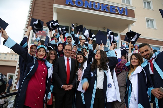 bayburt-universitesi-2014-2015-yili-mezuniyet-toreninde-buyuk-cosku-yasandi-(8).jpg