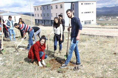bayburt-universitesi-ogrencileri-bayburt-cevresini-agaclandiriyor--7.jpg bayburt-universitesi-ogrencileri-bayburt-cevresini-agaclandiriyor--7.jpg