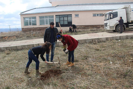 bayburt-universitesi-ogrencileri-bayburt-cevresini-agaclandiriyor--8.jpg bayburt-universitesi-ogrencileri-bayburt-cevresini-agaclandiriyor--8.jpg