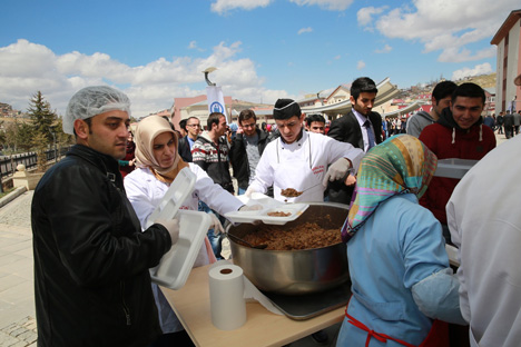 bayburt-universitesinde-kutlu-dogum-yemegi-3.jpg